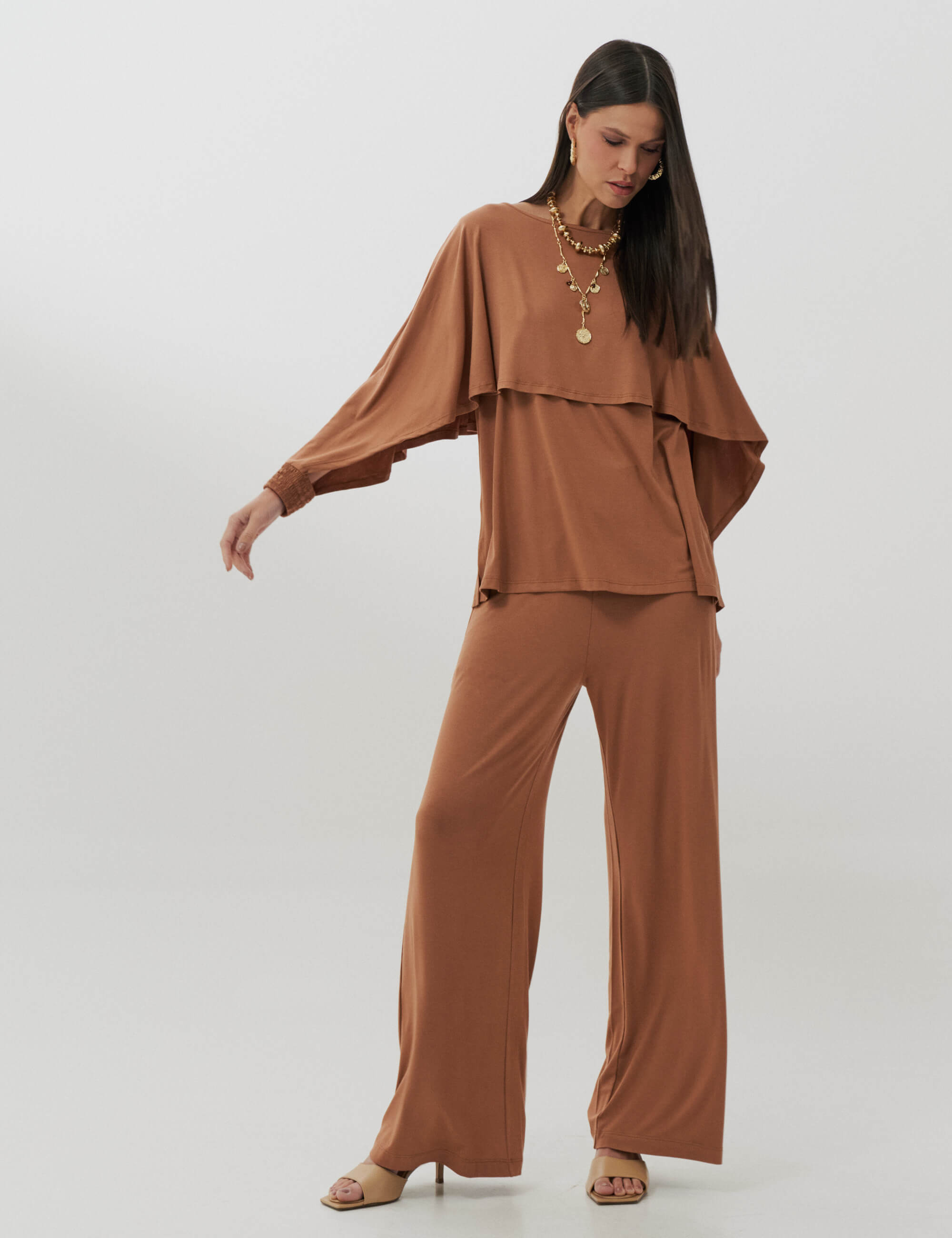 Conjunto Feminino Mocha Mousse em Malha MVS com Blusa de Dupla