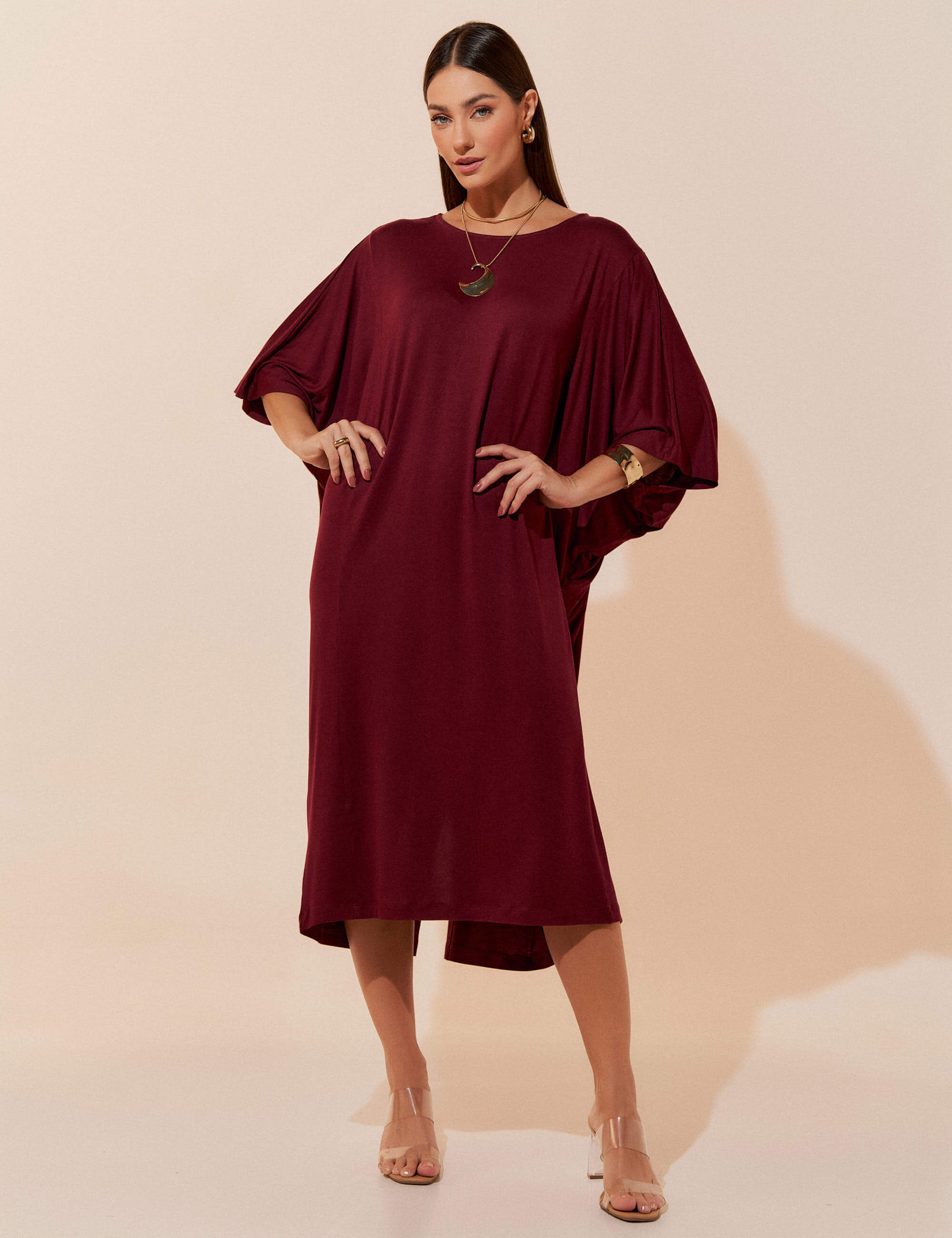 Vestido, midi, longo, amplo, manga curta, morcego, feminino, bordo
