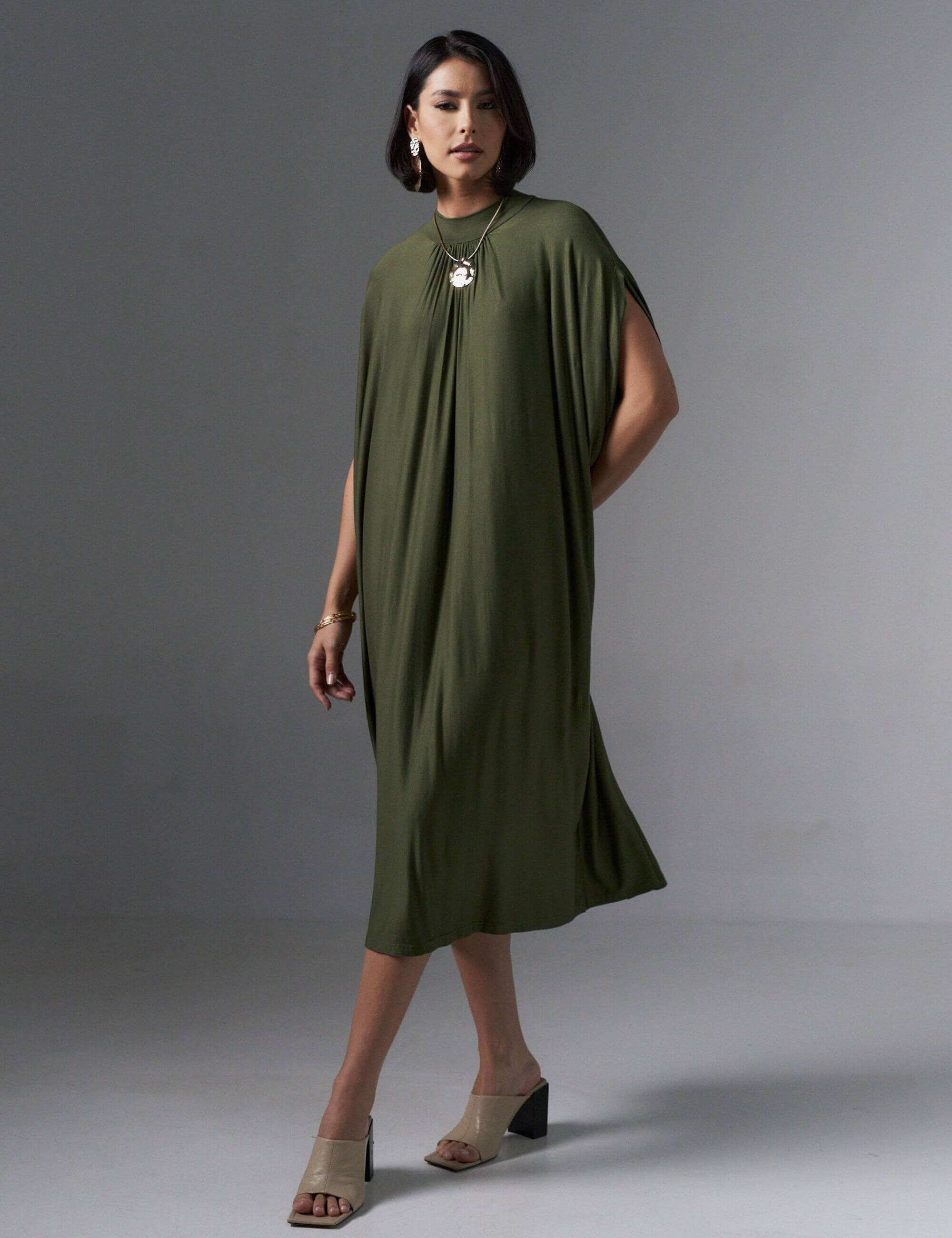 Vestido, midi, amplo, manga curta, morcego feminino, verde militar