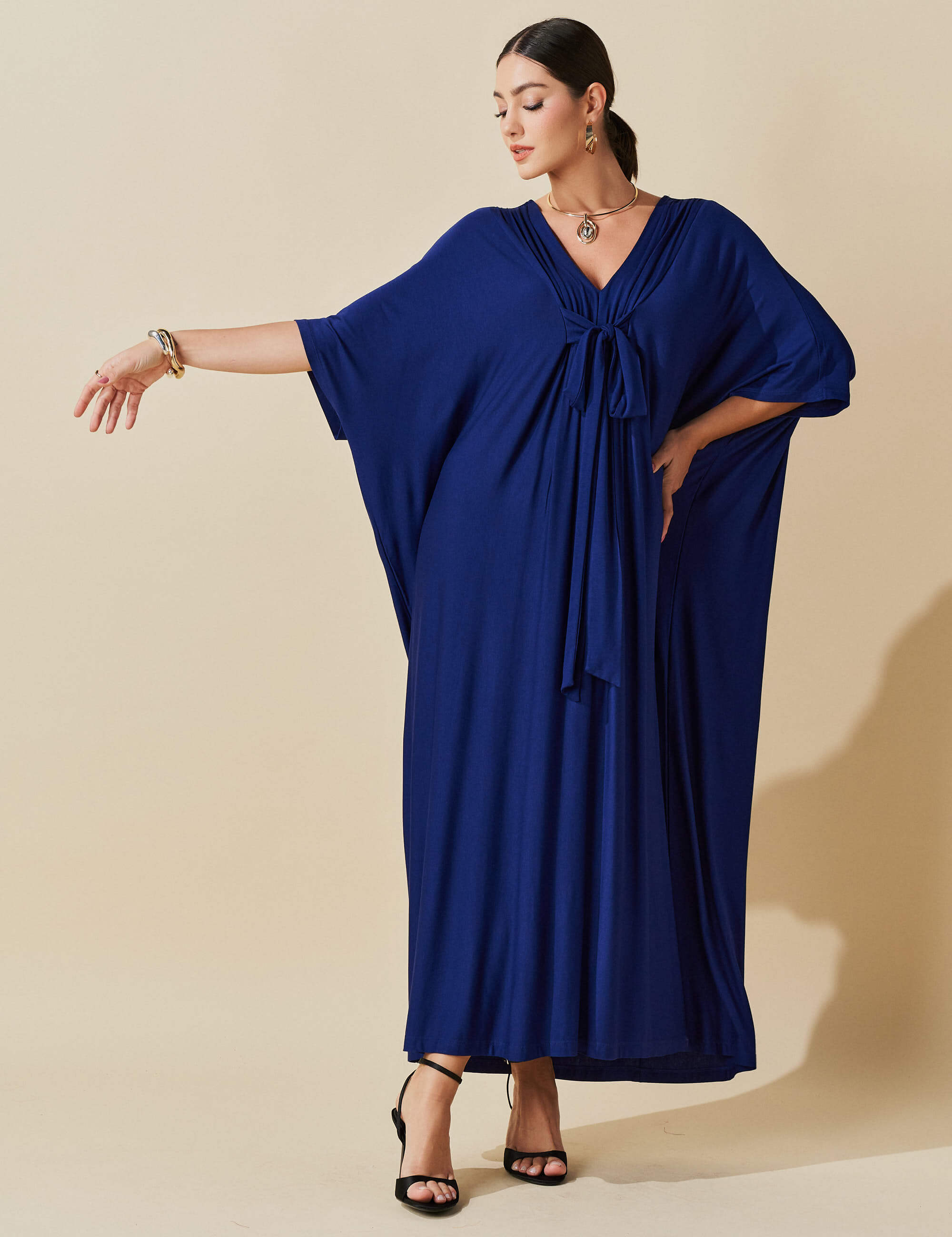 Vestido Longo Amplo no Azul com Manga Morcego e Franzidos: Estilo