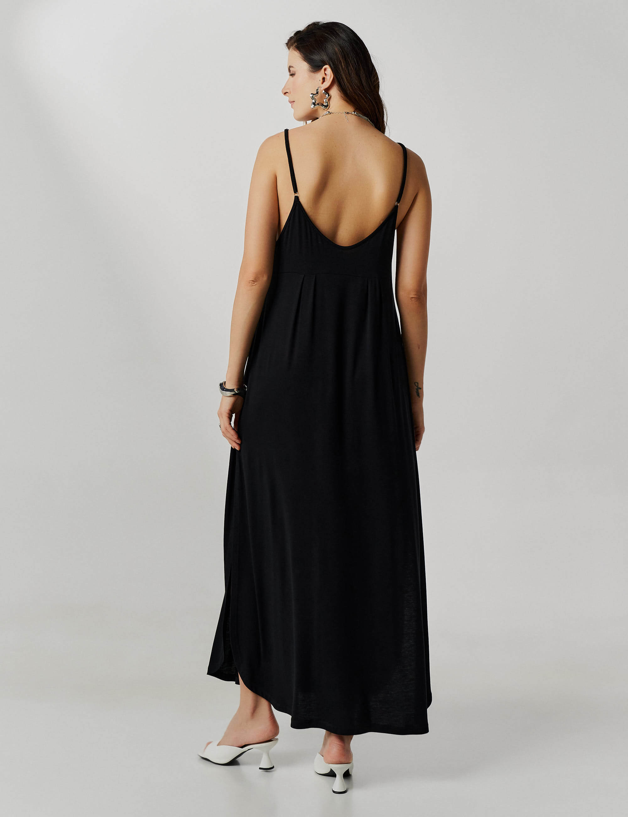 Vestido Midi Preto de Alcinha com Fendas e Bolso: Leveza e