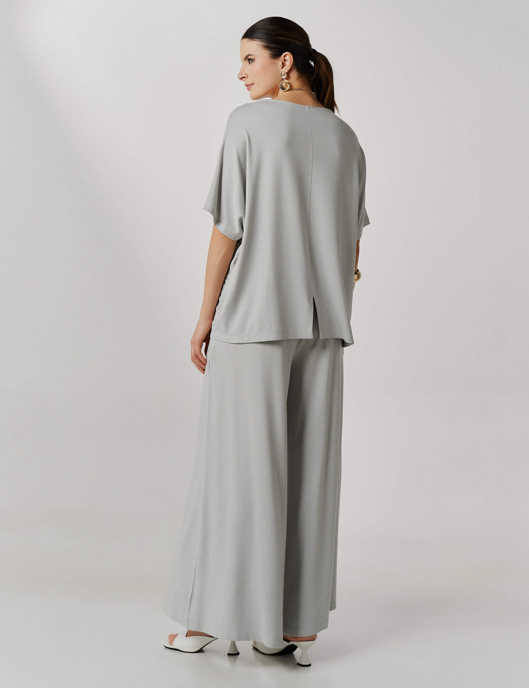 Conjunto na cor Gelo em Malha Vicenza com Blusa Morcego e Calça