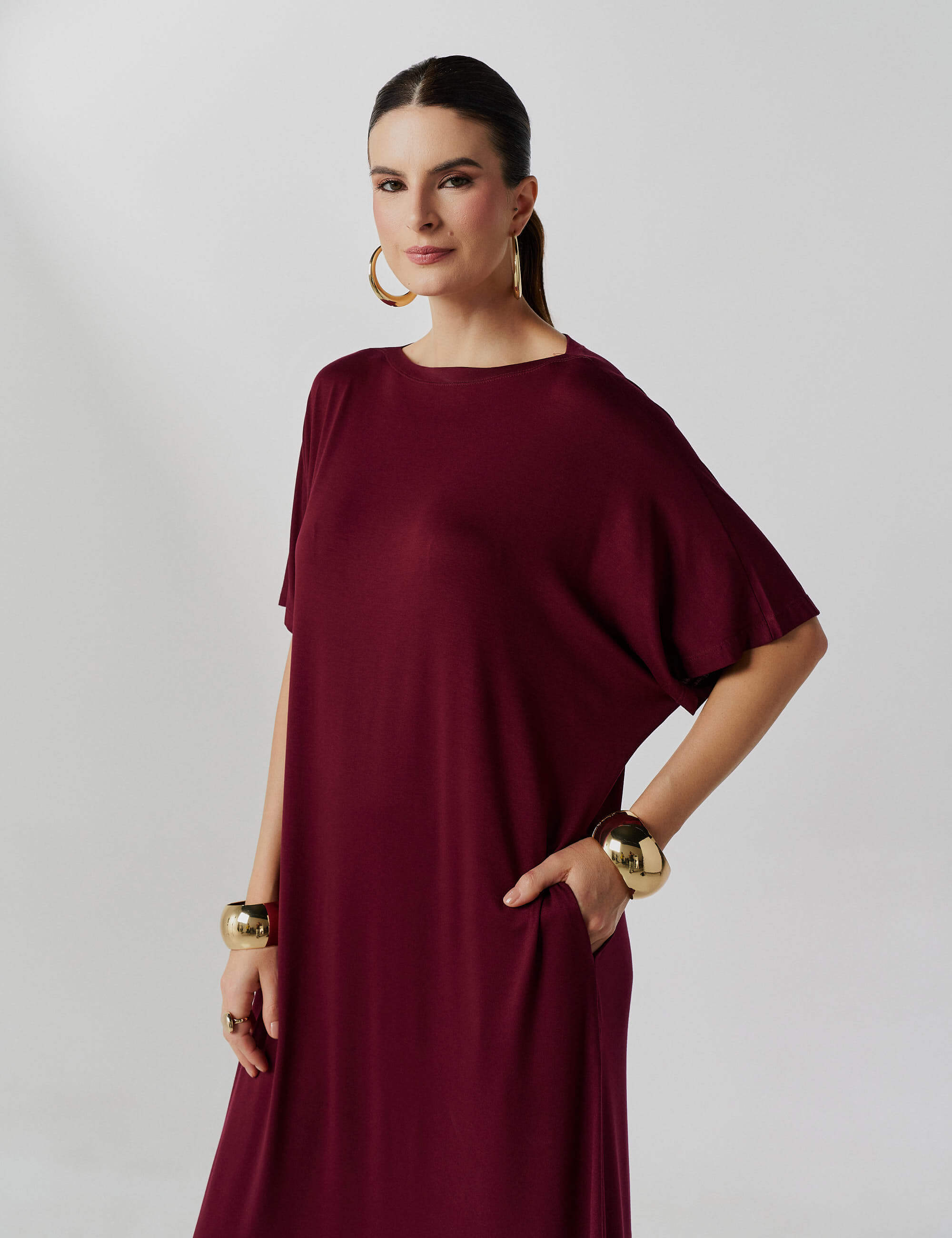 Vestido Longo Bordo em Malha MVS com Decote Canoa, Modelagem
